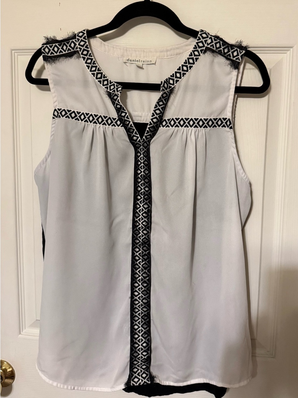 Daniel Rainn White Sleeveless V-Neck Embroidered Trim Camisole